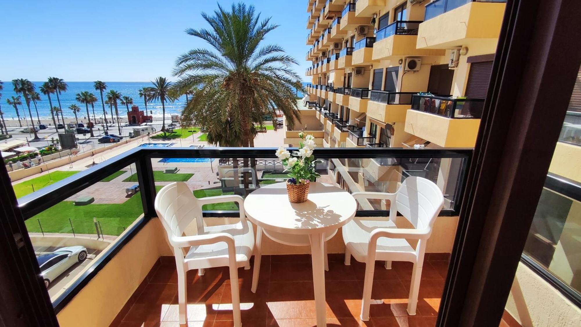 Aloha Playa Apartment With Ocean Views And Pools 贝纳尔马德纳 外观 照片