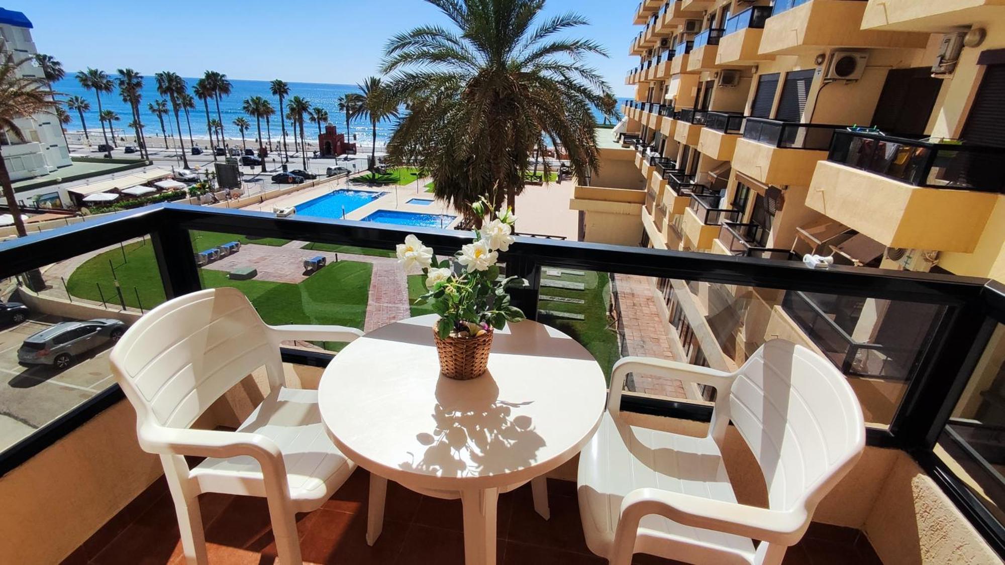 Aloha Playa Apartment With Ocean Views And Pools 贝纳尔马德纳 外观 照片